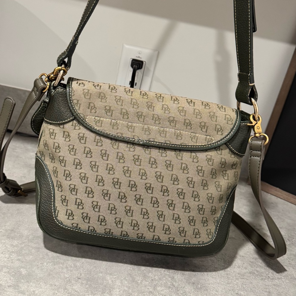 Dooney & Bourke Signature Messenger Style Bag! Green!! GUC!! - Picture 2 of 13